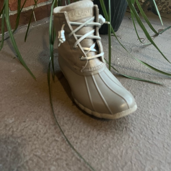 Size 6 Sperrys. Never worn. - Picture 2 of 3